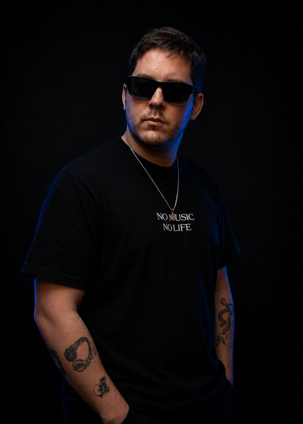 DJ Lipe de óculos escuros sob luz azul