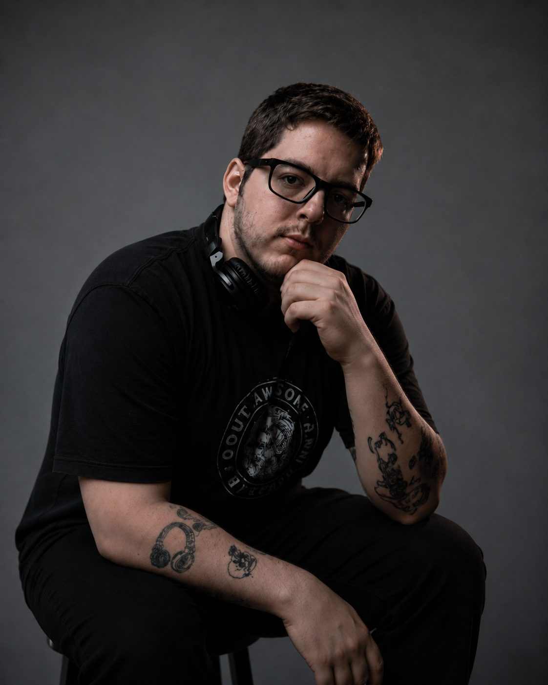 DJ Lipe pensativo, mão no queixo