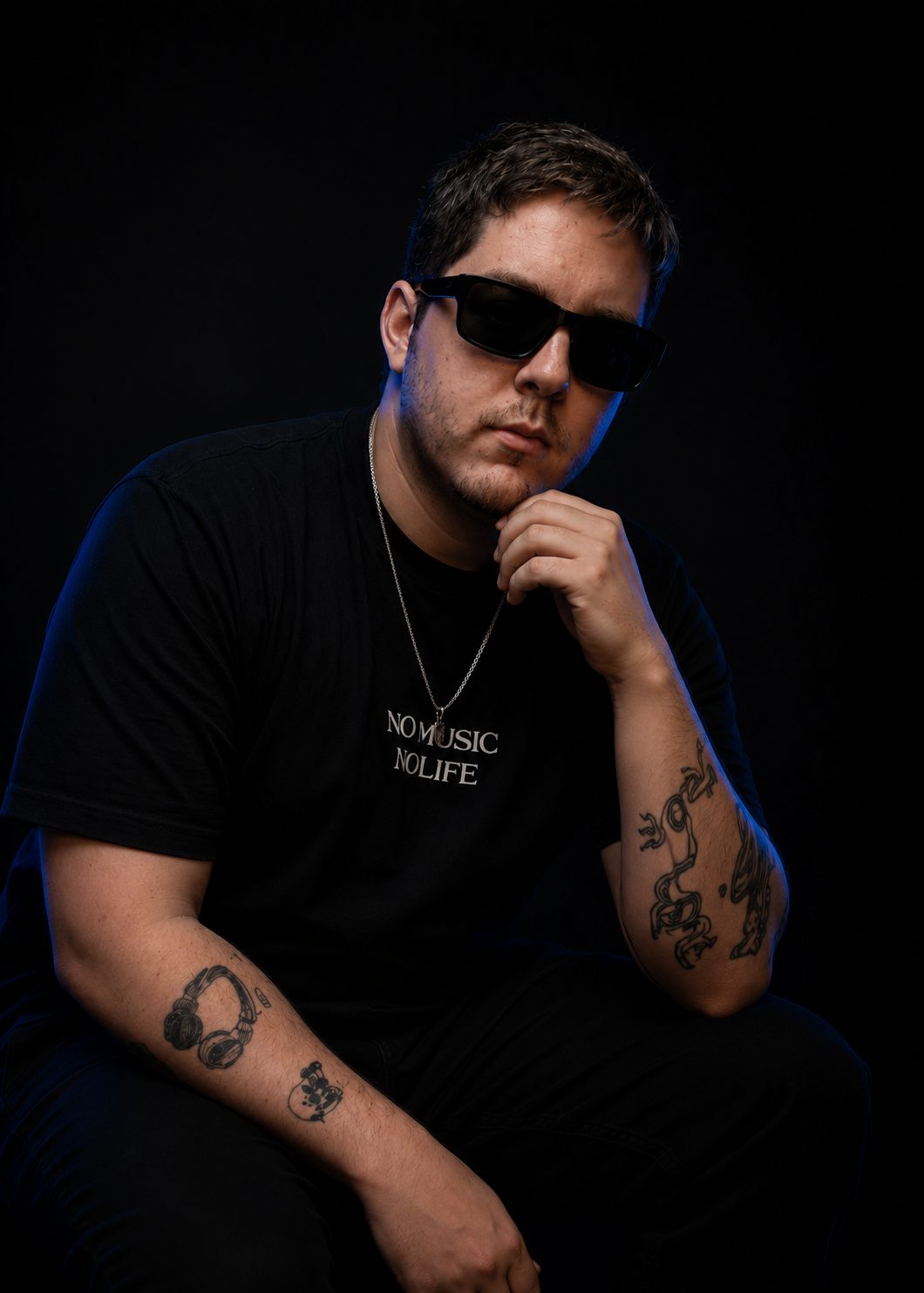 DJ Lipe de óculos escuros, mão no queixo