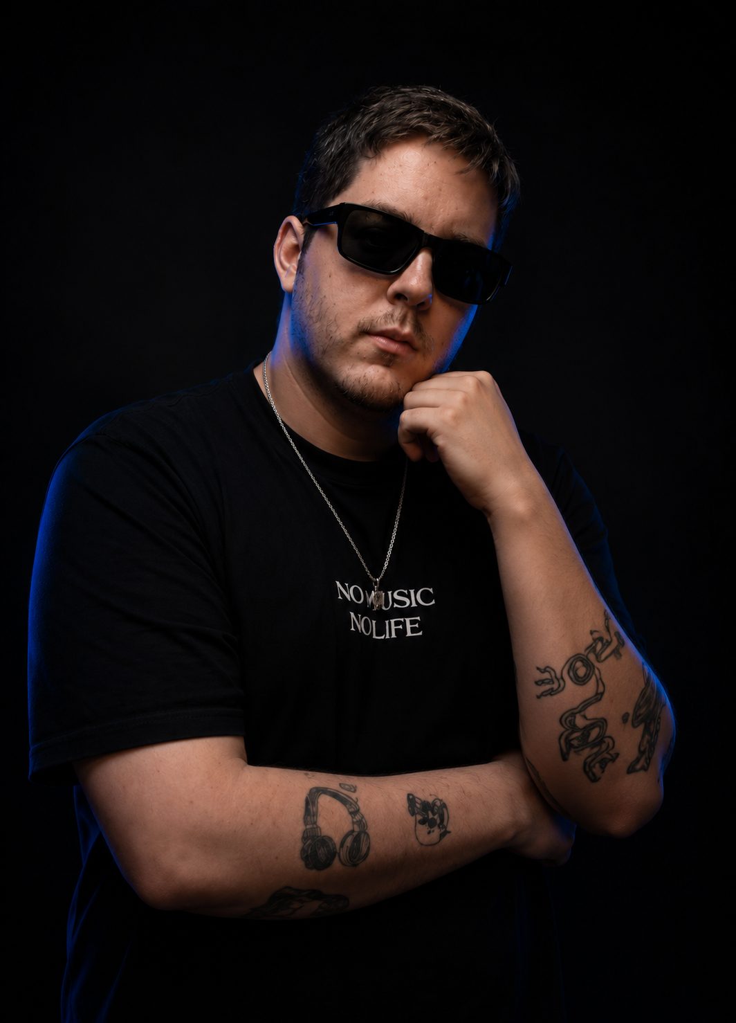 DJ Lipe de óculos escuros, retrato com luz azul