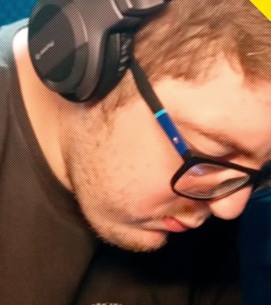 DJ Lipe concentrado, com fones, mixando no estúdio